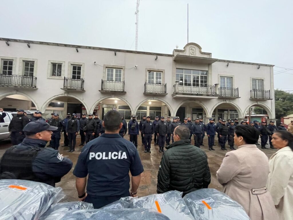 Alcalde de Ocuilan entrega nuevos uniformes a policías municipales