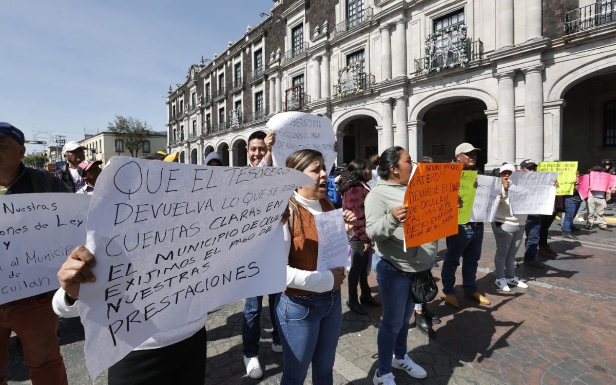 Trabajadores de Ocuilan protestan en Toluca por falta de pagos. Denuncian corrupción y exigen la intervención estatal para resolver la crisis.