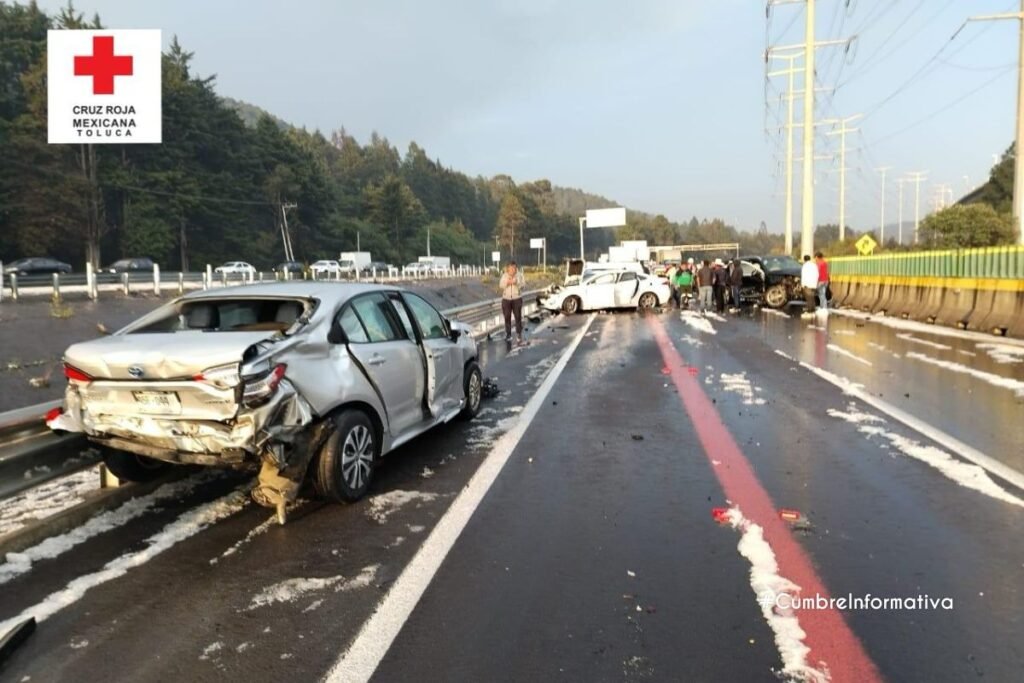 Una intensa granizada en la autopista México-Toluca provocó un accidente múltiple la tarde de este lunes, dejando varios vehículos involucrados. El percance ocurrió en la zona de La Marquesa, en el municipio de Ocoyoacac, Estado de México. Debido a la magnitud del choque, la circulación fue cerrada en dirección a Toluca, antes de la caseta de cobro. Desarrollo de los hechos Según reportes preliminares, el accidente ocurrió alrededor de las 17:30 horas, cuando una fuerte granizada redujo la visibilidad y volvió resbaladizo el asfalto. Testigos indicaron que varios automovilistas perdieron el control de sus vehículos, lo que resultó en una carambola que involucró autos particulares y camiones de carga. Servicios de emergencia, incluyendo paramédicos y elementos de la Guardia Nacional, arribaron al lugar para atender a los afectados y coordinar el tránsito. Hasta el momento, no se ha informado de víctimas fatales, aunque sí se reportan varios heridos leves y daños materiales significativos. Condiciones climáticas adversas El Servicio Meteorológico Nacional (SMN) había advertido sobre lluvias intensas en la zona centro del país, incluyendo el Valle de Toluca y el poniente de la Ciudad de México. La precipitación registrada en La Marquesa fue particularmente intensa, con granizo de tamaño considerable que cubrió la carretera, complicando la circulación vehicular. Las autoridades exhortaron a los automovilistas a extremar precauciones, reducir la velocidad y mantener una distancia segura entre vehículos para evitar accidentes en estas condiciones. Impacto en la circulación y acciones de emergencia El cierre de la autopista en dirección a Toluca provocó un severo congestionamiento vial, afectando a cientos de conductores. Elementos de la Guardia Nacional implementaron un operativo para agilizar la desviación del tráfico hacia vías alternas. Grúas y equipos de emergencia trabajan para remover los vehículos siniestrados y despejar la autopista lo antes posible. Se espera que la circulación se restablezca en las próximas horas, dependiendo de las condiciones climáticas. Conclusión La intensa granizada en La Marquesa provocó un accidente múltiple que mantiene cerrada la autopista México-Toluca. Las autoridades recomiendan a los conductores extremar precauciones debido a las condiciones climáticas adversas. Se espera que el tránsito se normalice una vez que concluyan las labores de limpieza y retiro de vehículos.