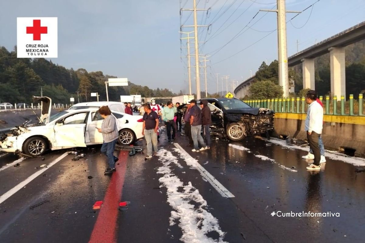 Una intensa granizada en la autopista México-Toluca provocó un accidente múltiple la tarde de este lunes, dejando varios vehículos involucrados. El percance ocurrió en la zona de La Marquesa, en el municipio de Ocoyoacac, Estado de México. Debido a la magnitud del choque, la circulación fue cerrada en dirección a Toluca, antes de la caseta de cobro. Desarrollo de los hechos Según reportes preliminares, el accidente ocurrió alrededor de las 17:30 horas, cuando una fuerte granizada redujo la visibilidad y volvió resbaladizo el asfalto. Testigos indicaron que varios automovilistas perdieron el control de sus vehículos, lo que resultó en una carambola que involucró autos particulares y camiones de carga. Servicios de emergencia, incluyendo paramédicos y elementos de la Guardia Nacional, arribaron al lugar para atender a los afectados y coordinar el tránsito. Hasta el momento, no se ha informado de víctimas fatales, aunque sí se reportan varios heridos leves y daños materiales significativos. Condiciones climáticas adversas El Servicio Meteorológico Nacional (SMN) había advertido sobre lluvias intensas en la zona centro del país, incluyendo el Valle de Toluca y el poniente de la Ciudad de México. La precipitación registrada en La Marquesa fue particularmente intensa, con granizo de tamaño considerable que cubrió la carretera, complicando la circulación vehicular. Las autoridades exhortaron a los automovilistas a extremar precauciones, reducir la velocidad y mantener una distancia segura entre vehículos para evitar accidentes en estas condiciones. Impacto en la circulación y acciones de emergencia El cierre de la autopista en dirección a Toluca provocó un severo congestionamiento vial, afectando a cientos de conductores. Elementos de la Guardia Nacional implementaron un operativo para agilizar la desviación del tráfico hacia vías alternas. Grúas y equipos de emergencia trabajan para remover los vehículos siniestrados y despejar la autopista lo antes posible. Se espera que la circulación se restablezca en las próximas horas, dependiendo de las condiciones climáticas. Conclusión La intensa granizada en La Marquesa provocó un accidente múltiple que mantiene cerrada la autopista México-Toluca. Las autoridades recomiendan a los conductores extremar precauciones debido a las condiciones climáticas adversas. Se espera que el tránsito se normalice una vez que concluyan las labores de limpieza y retiro de vehículos.