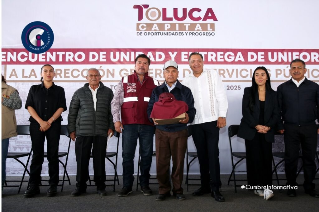 'entrega de uniformes a personal de servicios publicos'