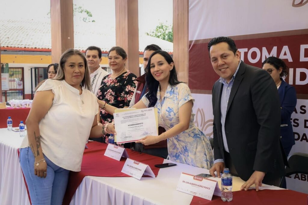 Alcaldesa Michelle Núñez toma protesta a Autoridades Auxiliares de Valle de Bravo
