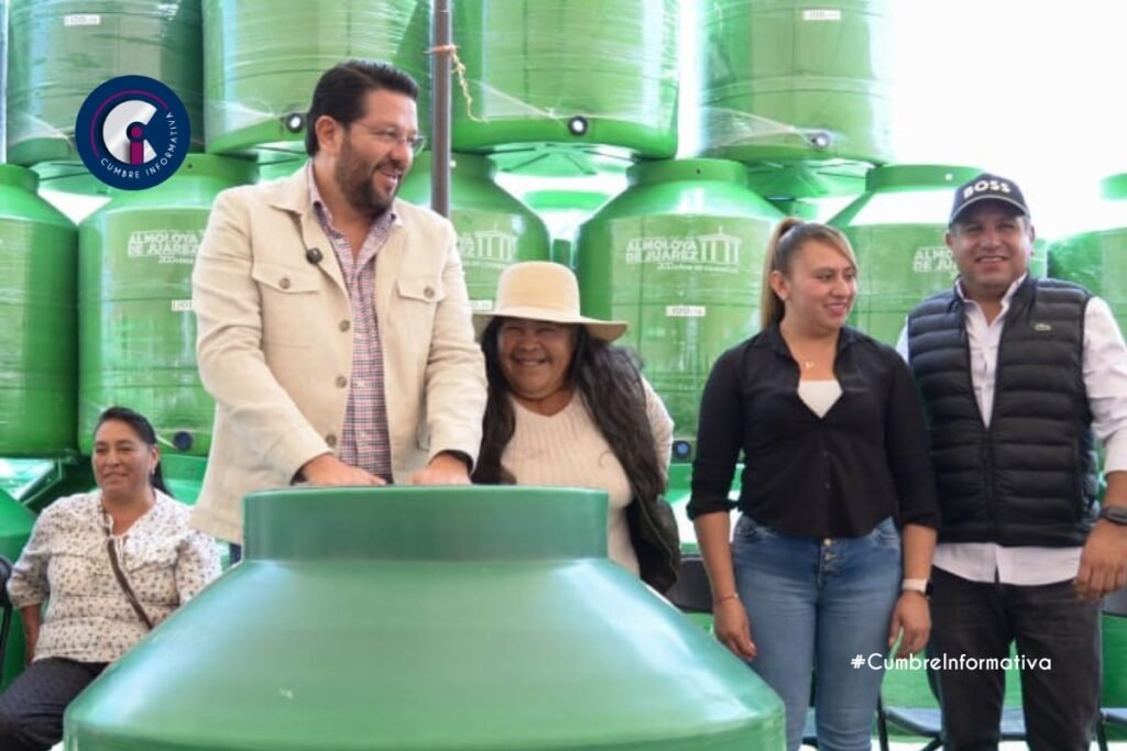 'Adolfo Solís entrega tinacos en Almoloya'