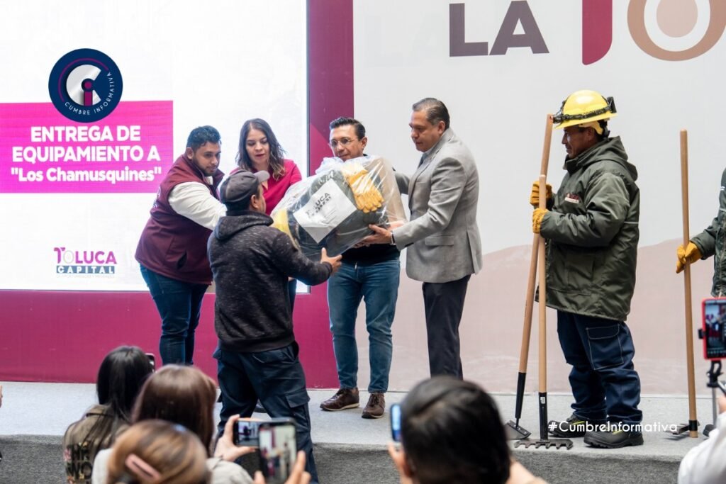 'Toluca reconoce a bomberos'