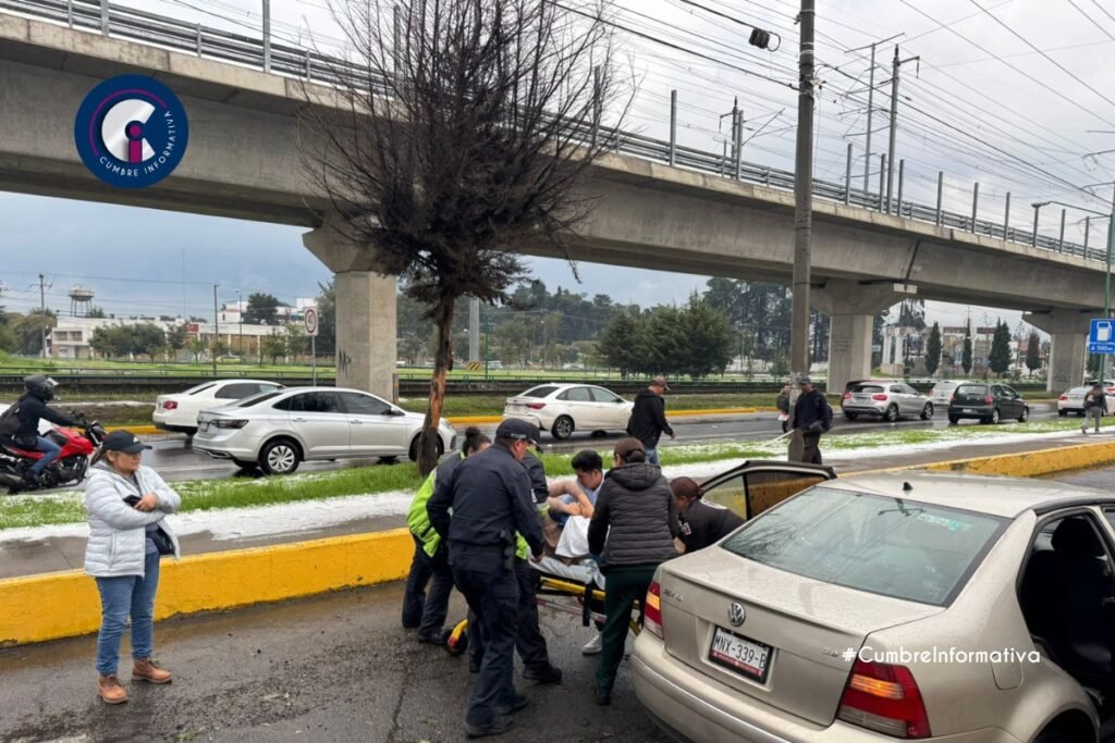 'policías de Toluca asisten parto en auto'