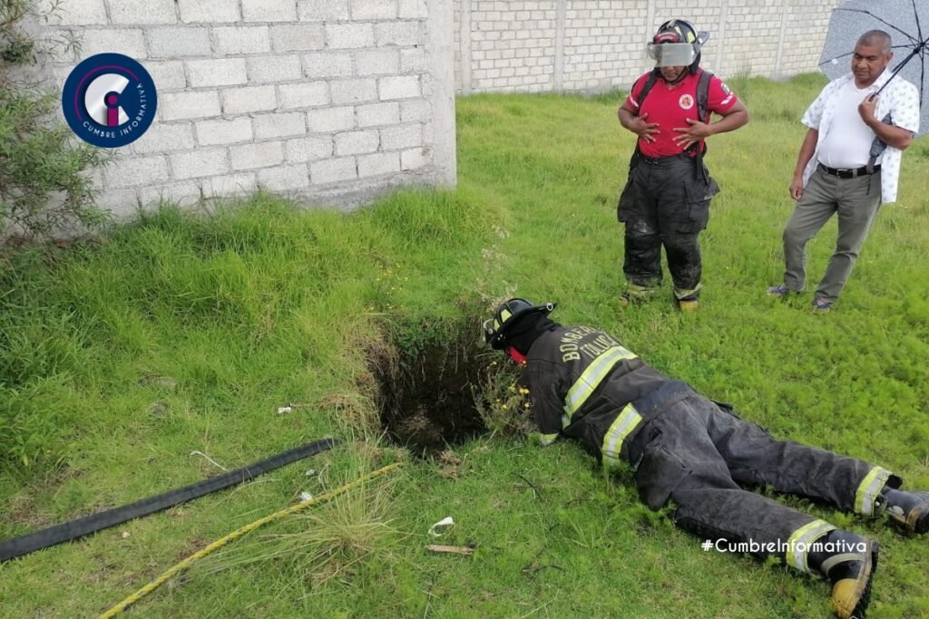 'Bomberos de Toluca rescatan lomito que cayó en pozo'