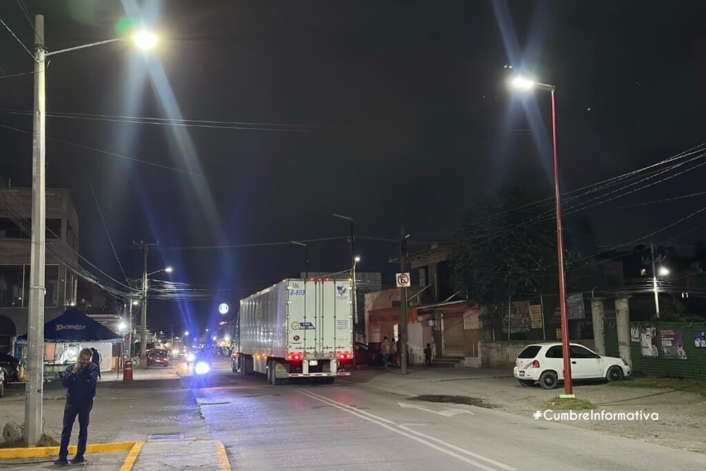 'Toluca amplía alumbrado en Santiago Tlaxomulco'