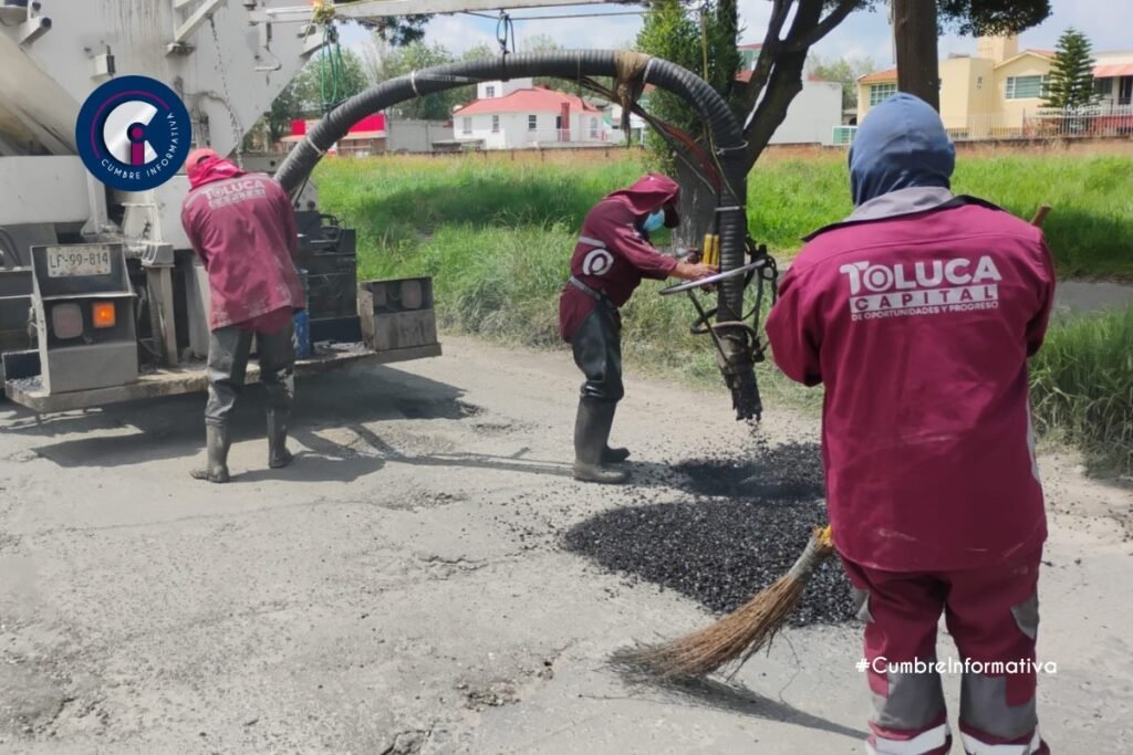 'Toluca mejora calles con obras de bacheo y señalización'