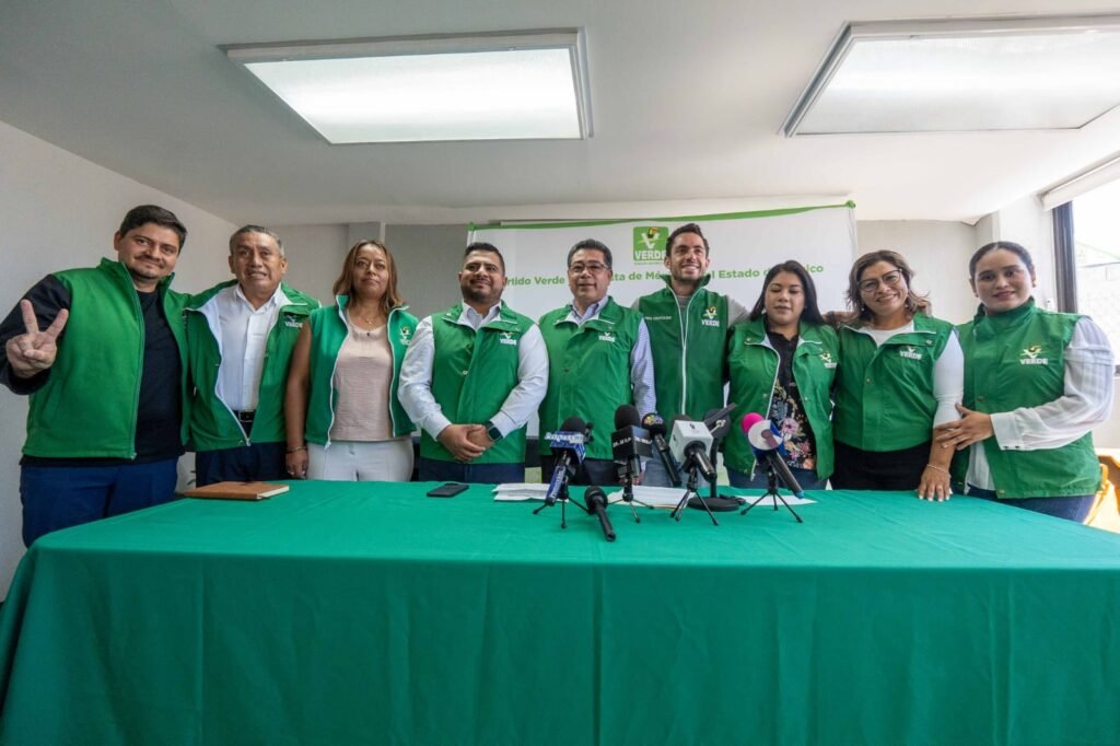 El dirigente estatal anunció la llegada de cuatro regidoras en funciones, así como un ex presidente municipal de Amatepec y un ex dirigente del Comité Municipal del PRI de Ixtapan de la Sal. El Partido Verde Ecologista de México (PVEM) en el Estado de México anunció la adhesión de cuatro regidoras en funciones y dos liderazgos con amplia trayectoria, como parte del proceso de fortalecimiento que impulsa el Secretario de Acción Política, Miguel Sámano Peralta, junto con la dirigencia estatal encabezada por José Alberto Couttolenc Buentello, consolidando vínculos con actores comprometidos con el desarrollo regional y con los ideales del Verde. El dirigente estatal destacó que estas incorporaciones obedecen a criterios de congruencia, capacidad y compromiso, “gracias al trabajo del Secretario de Acción Política, Miguel Sámano, hoy se suman perfiles con trayectoria, compromiso y experiencia partidista. No se trata de sumar por sumar: en el Verde importan las personas que trabajan y entregan resultados.” Entre las nuevas integrantes de la Familia Verde se encuentran María Isabel Quezada Reyes, regidora de Temascalapa; Janett Pichardo Sotelo, regidora de Ixtapan de la Sal, ex presidenta del comité municipal del PRI y con trayectoria sindical en el sector salud; Rebeca Sámano Jiménez, regidora de Acambay, con experiencia en áreas de la Mujer y Desarrollo Económico; y Thsusy Rojas Jaimes, regidora de Amatepec, promotora social y comunitaria. También se incorporan el profesor Elfego Rojas Solano, ex presidente municipal de Amatepec y ex dirigente municipal del PRI, y Juan Carlos Acacio Domínguez, ex presidente del Comité Municipal del PRI en Ixtapan de la Sal y fundador de la asociación civil Uniendo Miradas. Al respecto, Couttolenc subrayó, “el Estado de México está ávido de liderazgos como los que hoy presentamos. Con su experiencia y compromiso, serán parte fundamental del crecimiento del Verde en cada región de la entidad.” Por su parte, Miguel Sámano destacó que estas adhesiones reflejan la confianza que liderazgos con distintas trayectorias depositan en el PVEM como partido “de puertas abiertas, incluyente y con vocación de servicio”. Estas incorporaciones son resultado del trabajo coordinado entre la dirigencia estatal y la Secretaría de Acción Política para seguir sumando perfiles con visión, experiencia y compromiso. Con estas adhesiones, el PVEM Estado de México consolida su presencia territorial y su identidad como una fuerza política de resultados, ambientalista y cercana a la ciudadanía, que impulsa la participación de las mujeres y el trabajo comunitario como pilares del desarrollo estatal.