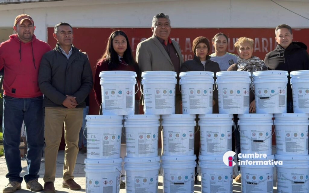 Alcalde Omar Sánchez entrega pintura a escuelas de Calimaya para mejorar sus instalaciones