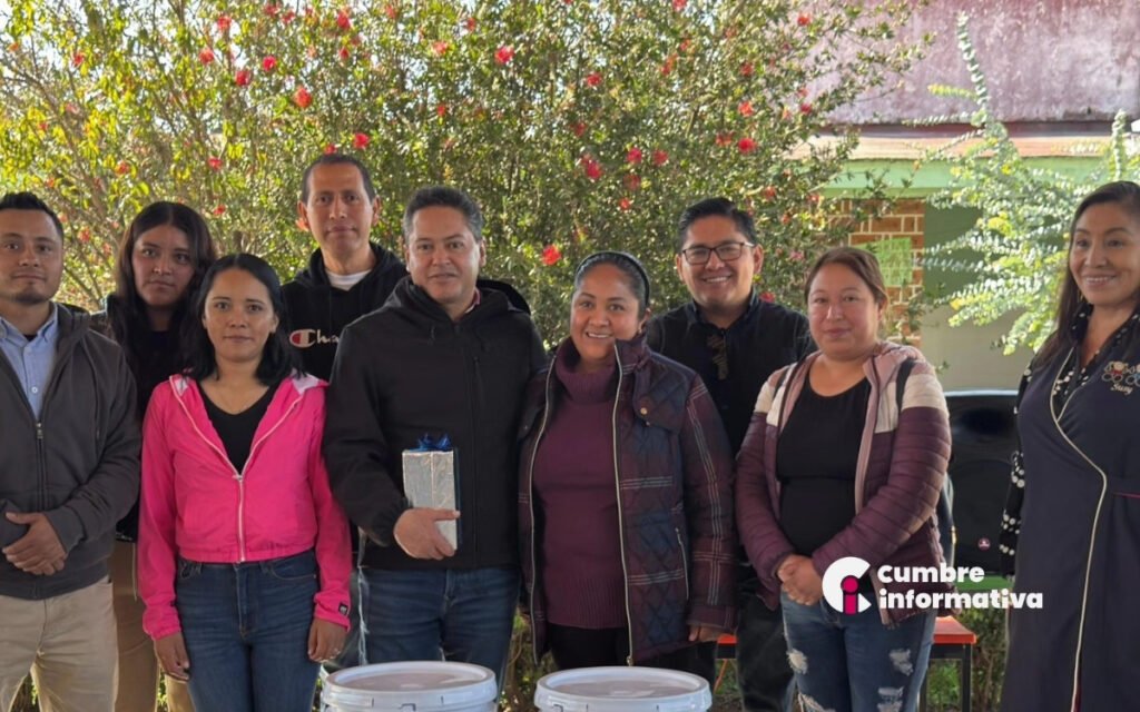 Alcalde Omar Sánchez entrega pintura a escuelas de Calimaya para mejorar sus instalaciones