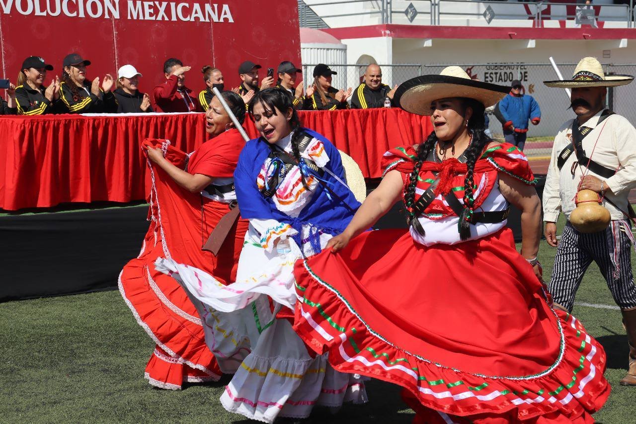 Calimaya conmemoró el 115° aniversario de la Revolución Mexicana con un desfile cívico y gran participación escolar y ciudadana.