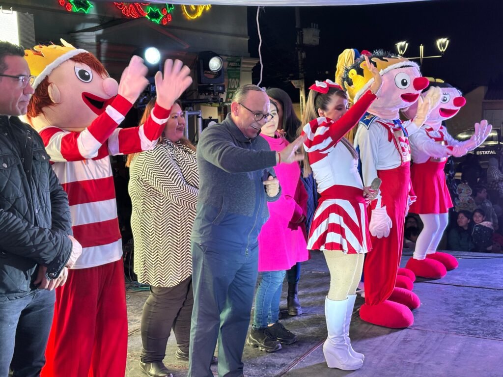 Zinacantepec da inicio a la temporada navideña con el encendido del árbol de Navidad