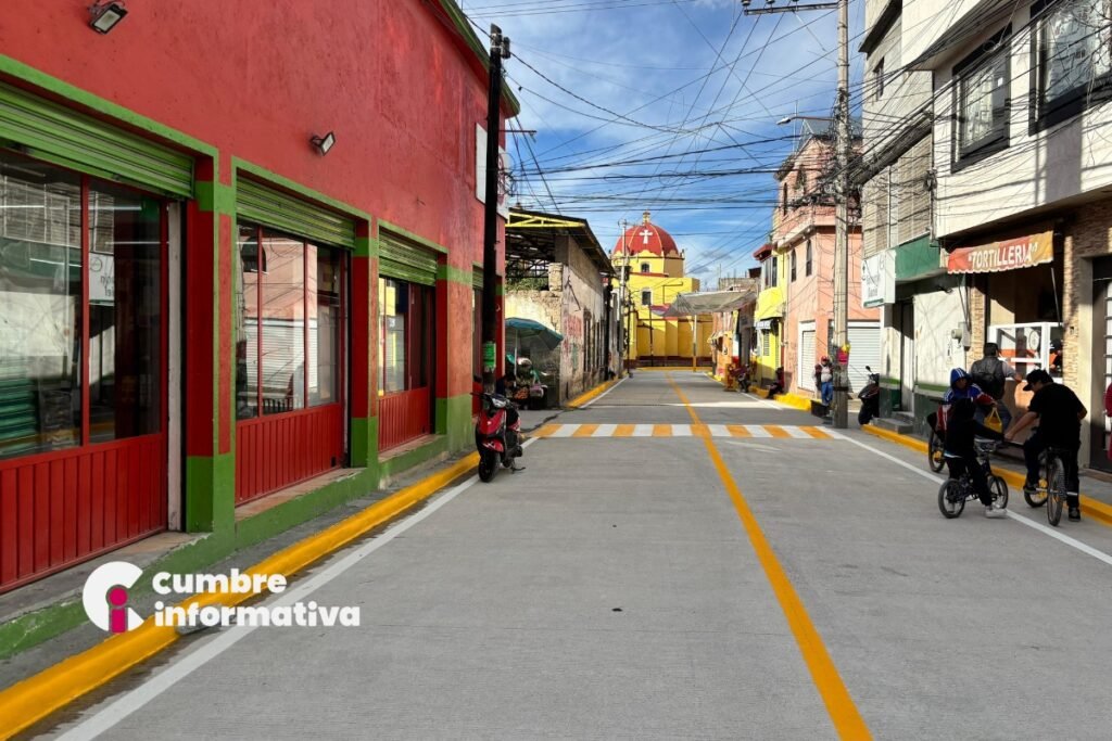 Entregan pavimentación del acceso principal en San Luis Mextepec, Zinacantepec