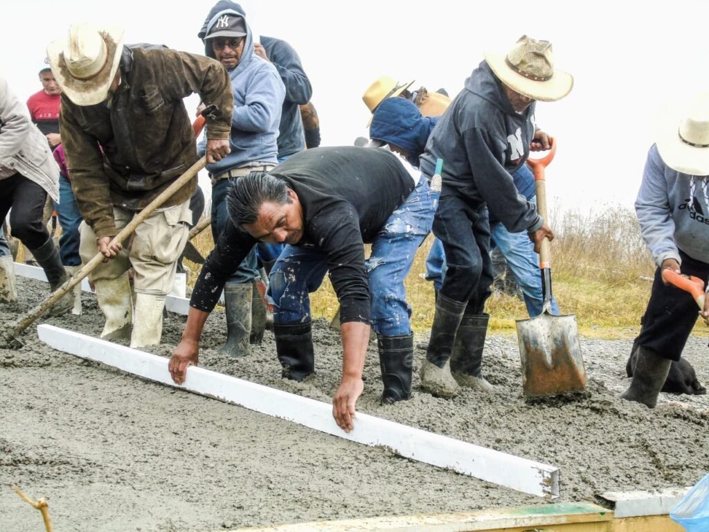 Mantiene Adolfo Solis el trabajo en las comunidades en vísperas de Navidad y cierra el año con más obras y entrega de juguetes a menores.



En vísperas de Navidad y sin disminuir el ritmo de trabajo, el Gobierno de Almoloya de Juárez mantiene la atención a las comunidades. Por ello, el Presidente municipal, Adolfo Solis Gómez, realizó llevó el programa Pueblo y Gobierno a la comunidad Ampliación Benito Juárez, cerrando el año como lo inició: con trabajo y cercanía con la ciudadanía.


Pese al intenso frío y la neblina, la jornada reunió a vecinas y vecinos que participaron en la mejora de un camino comunal con concreto hidráulico, ya que esta obra fortalece la movilidad y contribuye al bienestar de las familias de la zona.

Las labores se desarrollaron mediante una faena comunitaria, en la que participó el alcalde, impulsando la colaboración entre sociedad y autoridades como base del desarrollo local.

Bajo este esquema, el Ayuntamiento aporta los materiales necesarios, mientras que la población contribuye con mano de obra, consolidando un esfuerzo compartido en beneficio común.

Durante su visita, el mandatario municipal convivió con las familias de la comunidad y, como parte de las actividades navideñas repartió juguetes a niñas y niños, así como canastas alimentarias a las y los vecinos.

El programa Pueblo y Gobierno también ha llegado a comunidades como La Lima, Ejido Santa María, San Lorenzo y Buenavista, entre otras, donde se han impulsado mejoras en infraestructura básica a través del trabajo conjunto.